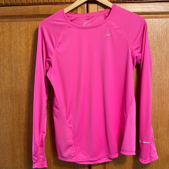 Nike Tops - NWOT women’s Nike drifit top
